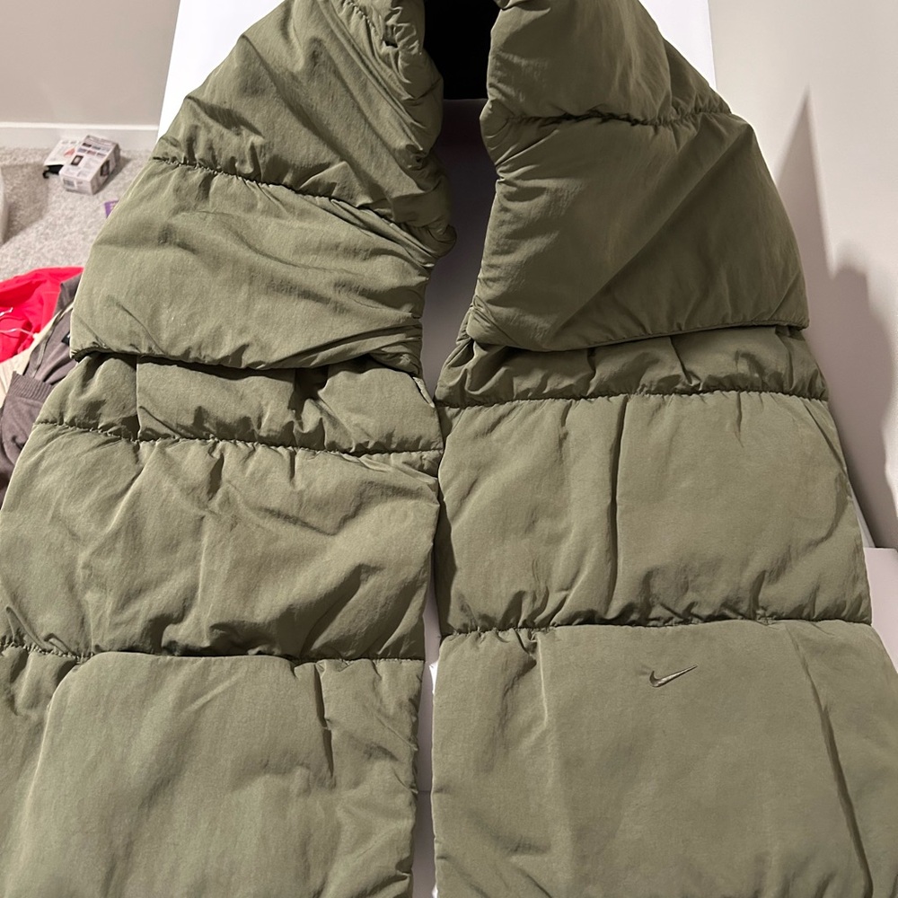 Nike Quilted Wrap Adult Unisex Olive Pockets Warm Over The Shoulders NEW Scarf
